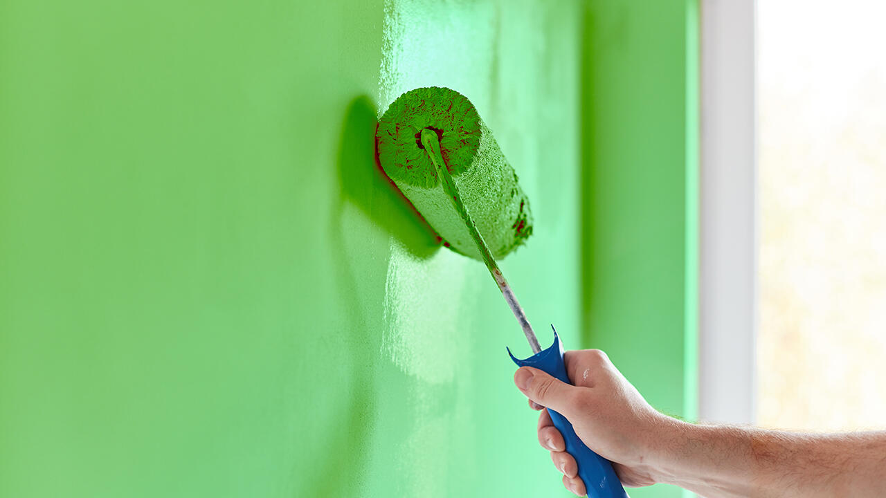 Grüne Wandfarbe wird oft mit Frische und Natürlichkeit in Verbindung gebracht.