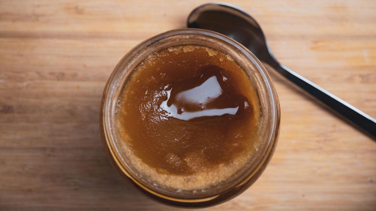 Honig flüssig machen: So wird kristallisierter Honig wieder weich