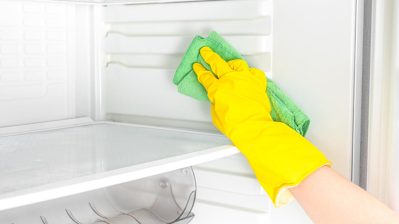 Kühlschrank reinigen: So gehen Sie am besten vor. 