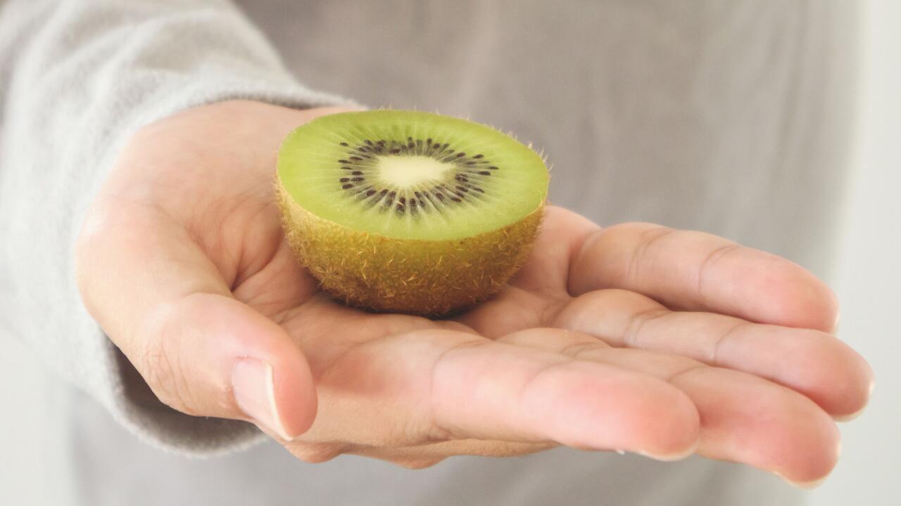 Muss man Kiwi schälen oder kann man die Schale mitessen?