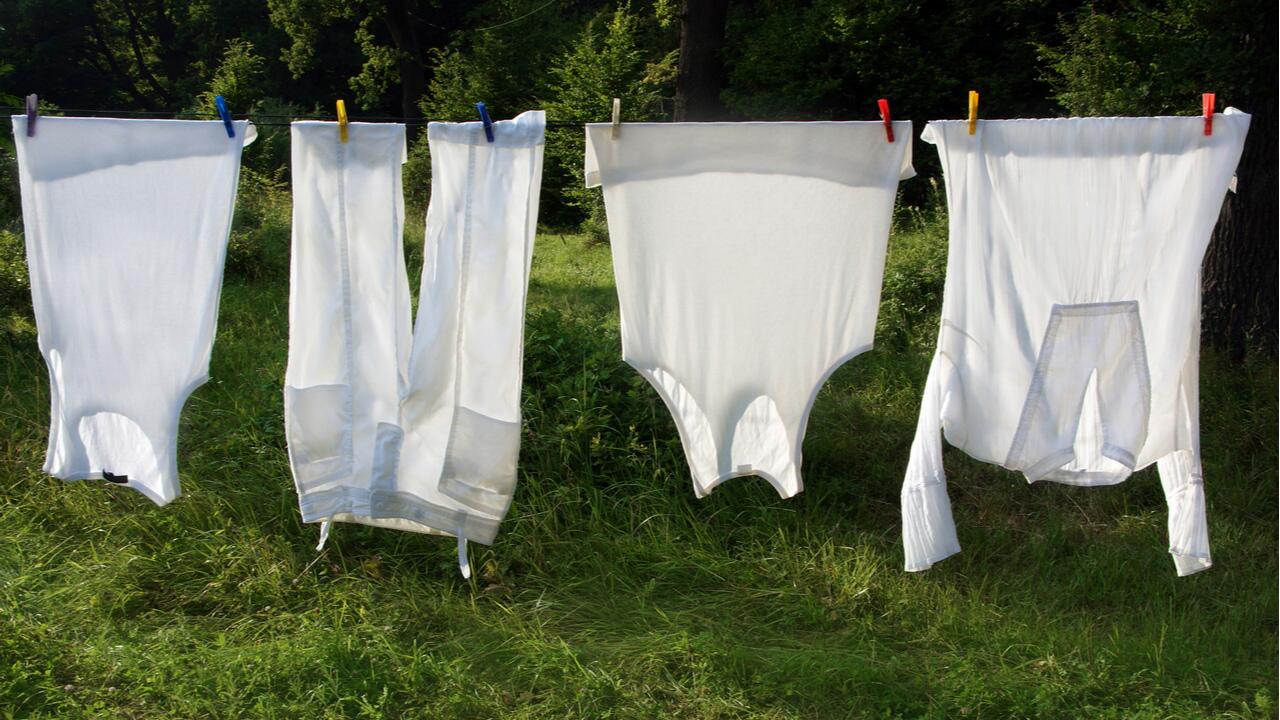 Oft bekommt Wäsche einen Grauschleicher: So wird angegraute Wäsche wieder weiß.