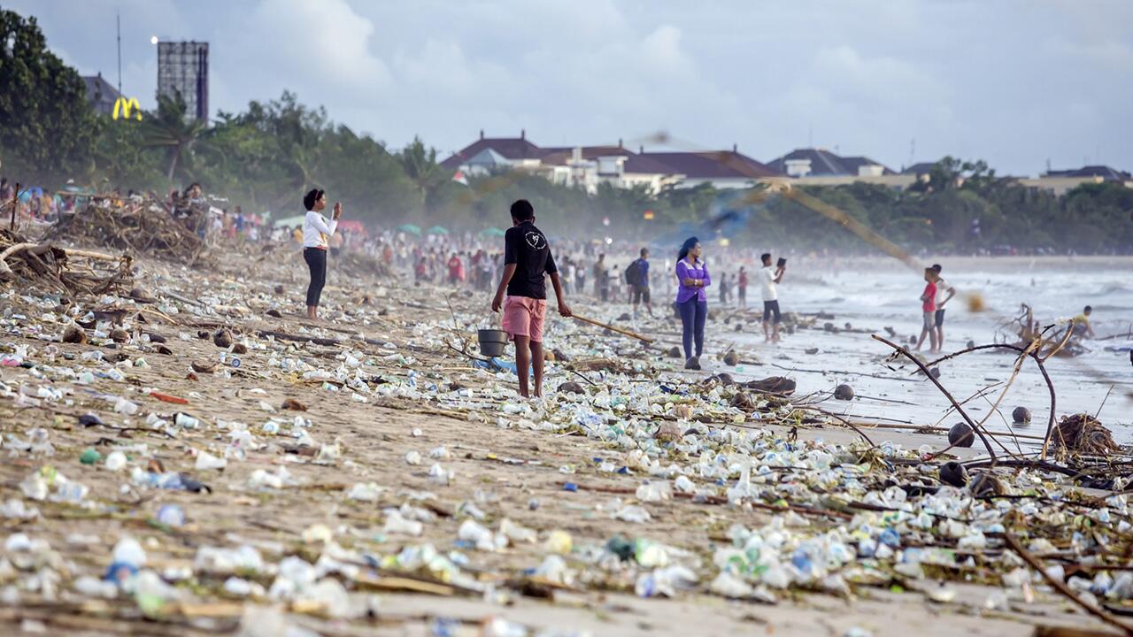 Plastik im Meer: An den Stränden der Welt (hier Bali) liegt nur ein Bruchteil des Mülls, der in den Meeren landet – Schätzungen gehen von einer Lkw-Ladung pro Minute aus. 