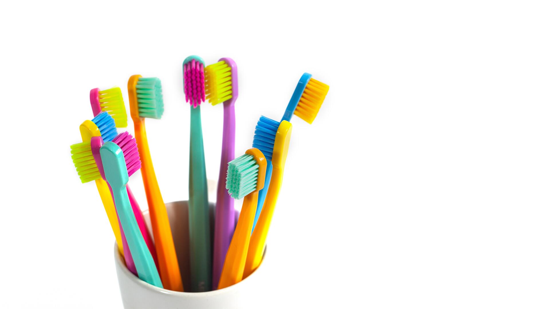 Wir haben 16 Zahnbürsten getestet. Wir haben 16 Zahnbürsten getestet.