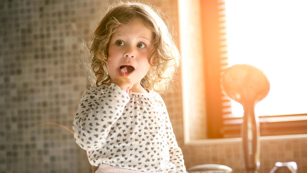 Zähne putzen bei Kindern: Worauf Eltern achten sollten. 