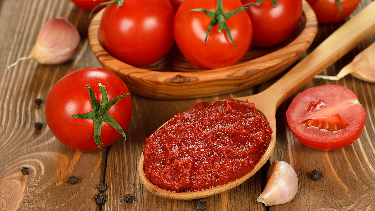 Tomatenmark bildet die Basis für viele Suppen und Saucen.