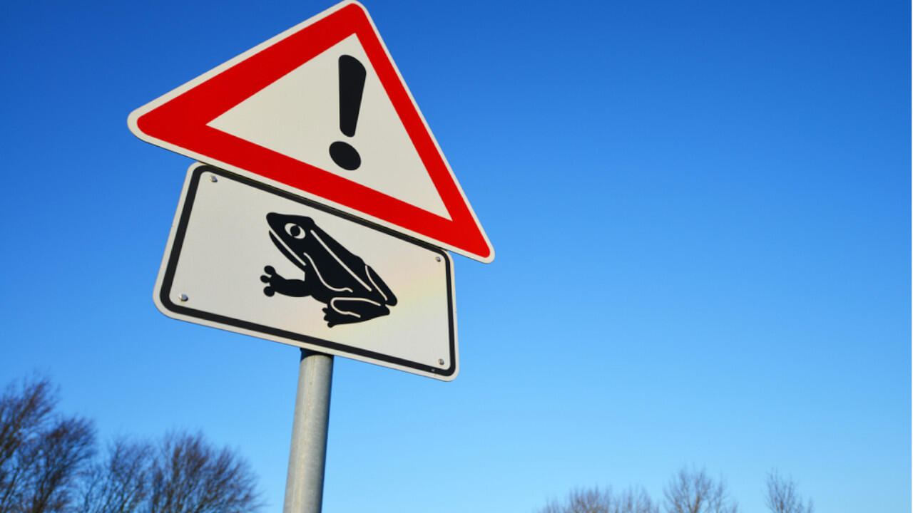 Auto- und Radfahrer sollten die Straßenschilder zur Krötenwanderung ernst nehmen und langsam fahren.