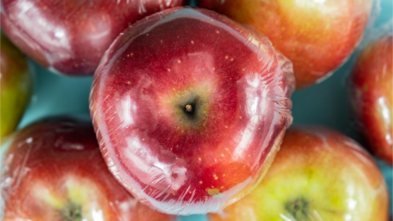 Äpfel, einzeln in Plastik eingeschweißt. Ohnehin ein absurder Anblick, der in Frankreich bald der Vergangenheit angehört.
