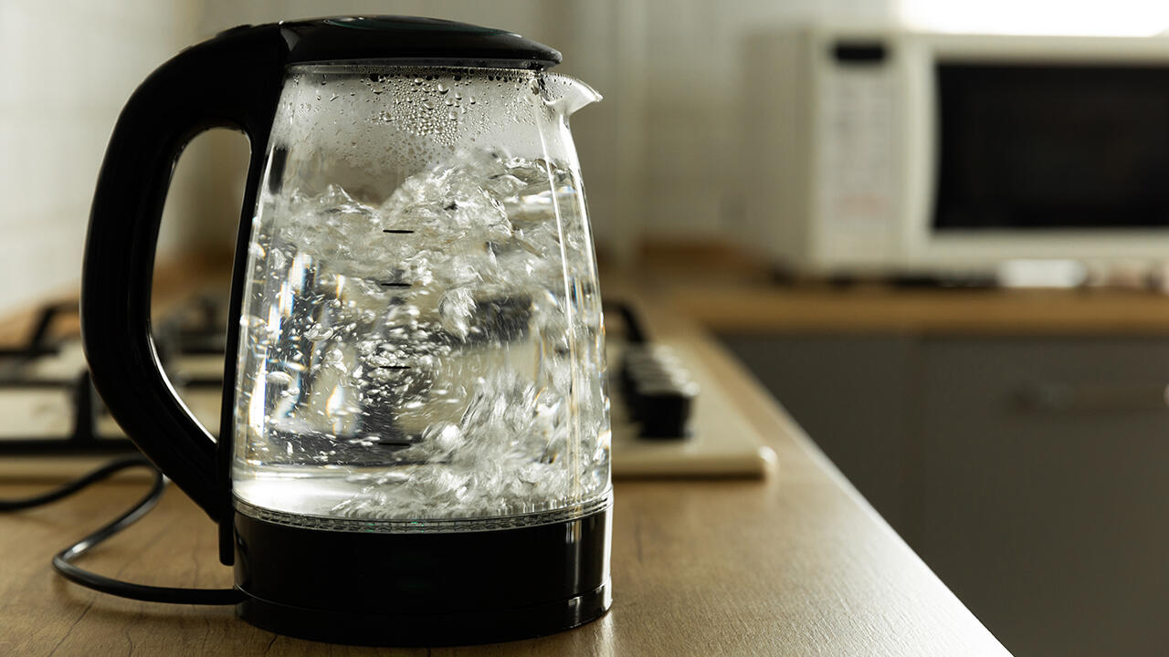 Das Restwasser im Wasserkocher kann man problemlos nochmal aufkochen. Denn die Bakterien sterben bei Hitze ab.