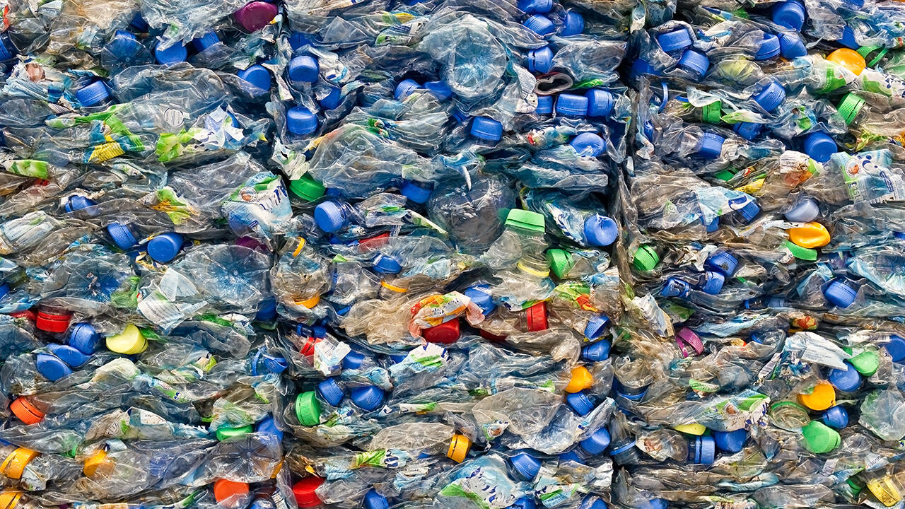 Wenn PET-Getränkeflaschen für die Herstellung von Recycling-Kosmetikbehältern genutzt werden, ist das weniger gut als es klingt.
