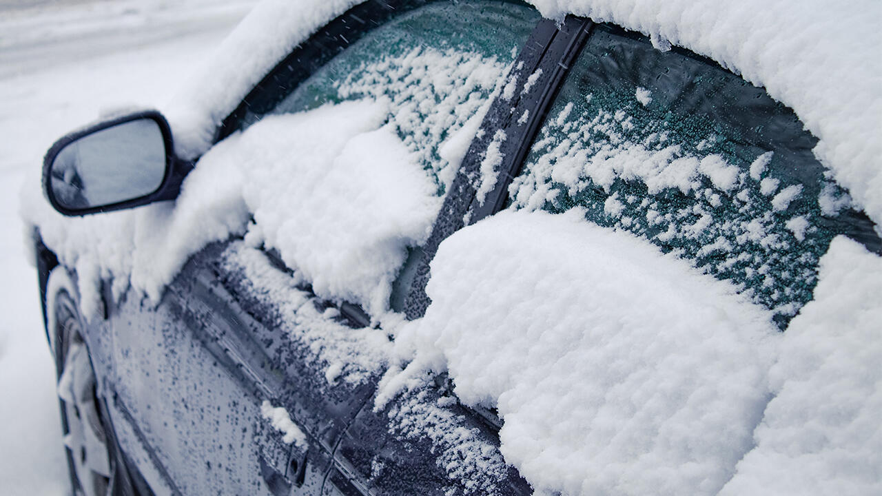 Bei der Autowäsche im Winter gilt: Sinkt das Thermometer unter -10 Grad, sollte die Autowäsche besser vertagt werden.