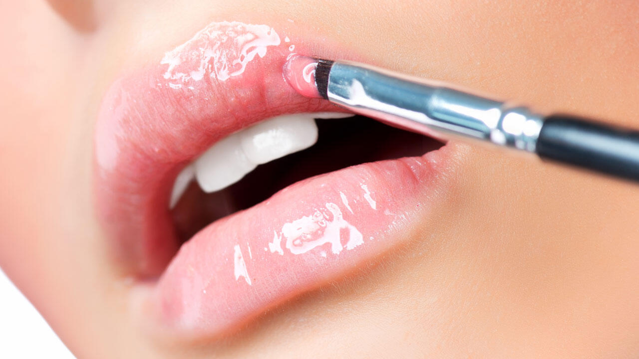 Lipgloss erzielt seinen Glanz häufig dadurch, dass es Kunststoffe enthält – auch in fester Form