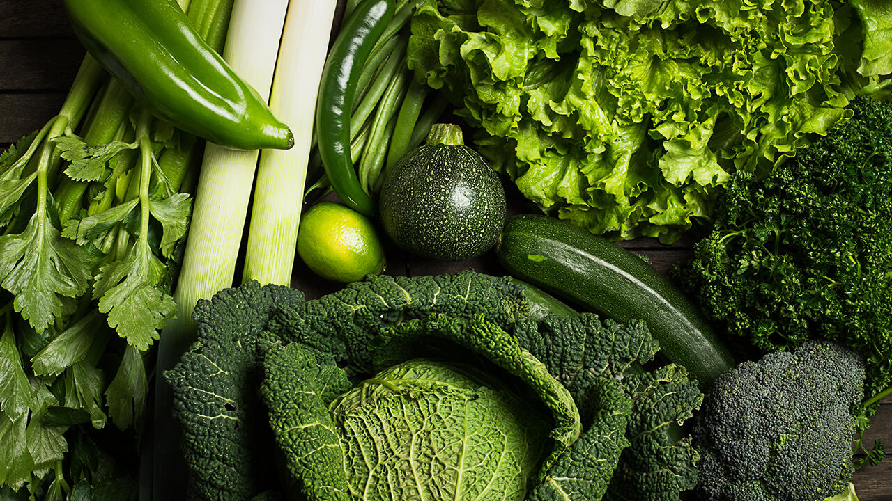 Bei der Sirtfood-Diät liegt der Fokus auf Pflanzenkost, vor allem auf grünem Blattgemüse.