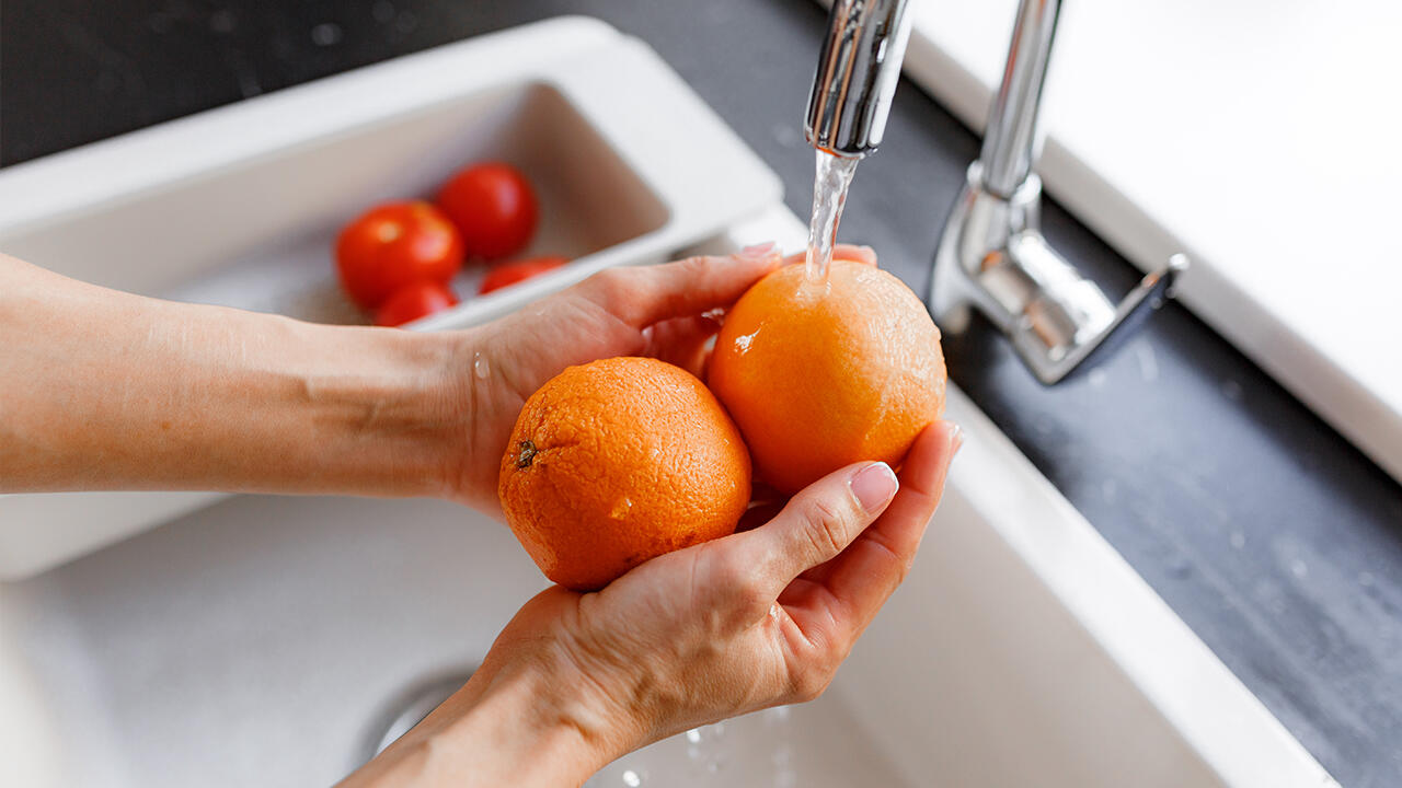 Um sich vor Pestiziden zu schützen, gilt es insbesondere, das Obst vor dem Pressen gründlich zu waschen.