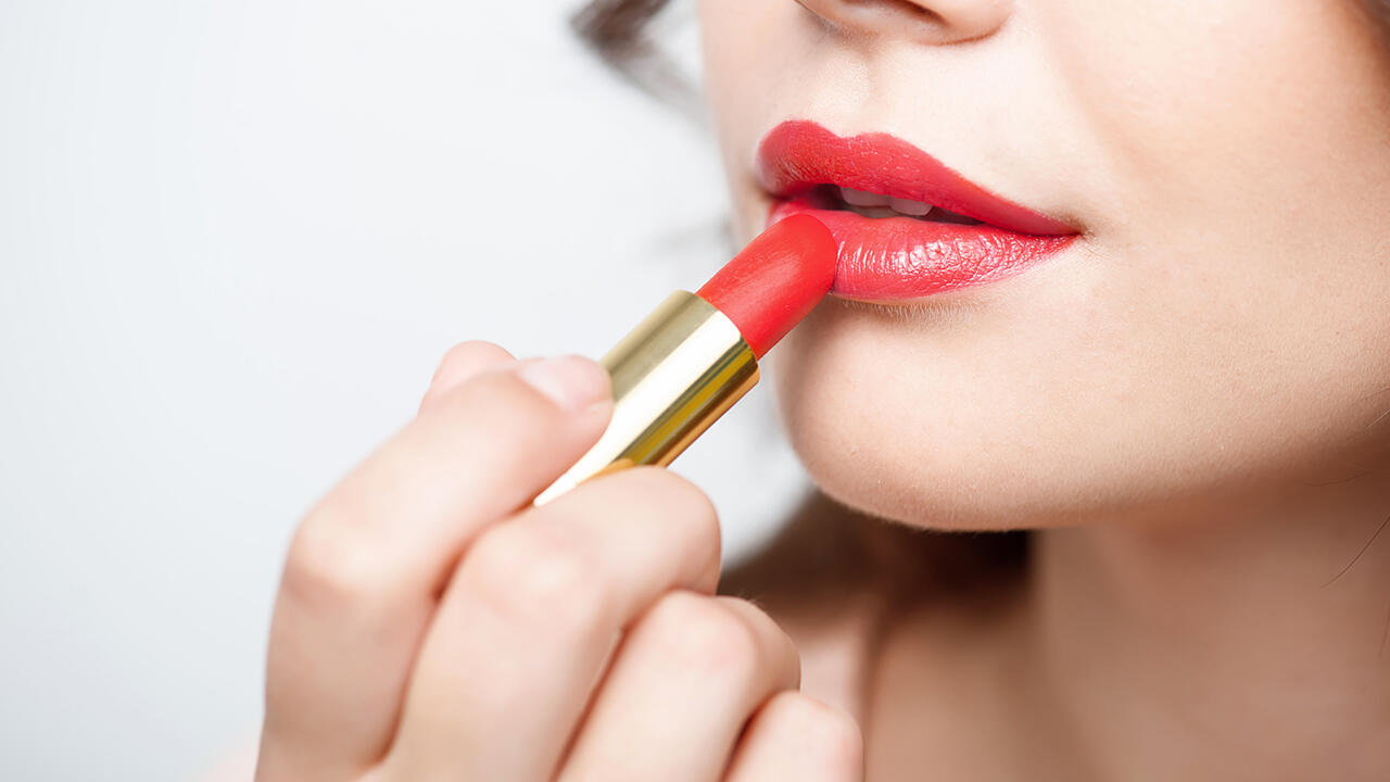 Auch in Kosmetikprodukten, wie zum Beispiel Lippenstift, steckt immer wieder Mineralöl.