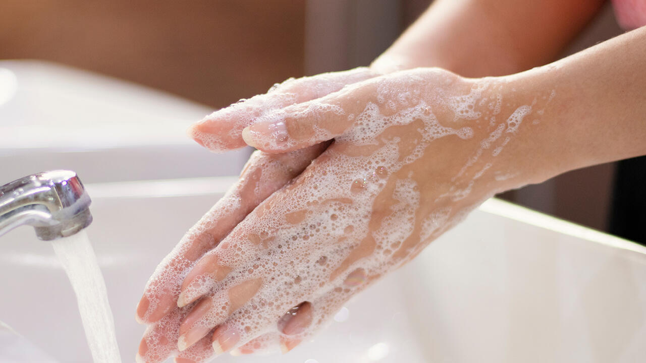 Für Menschen, die häufig ihre Hände waschen, sind seifenfreie Waschlotionen eine gute Alternative.