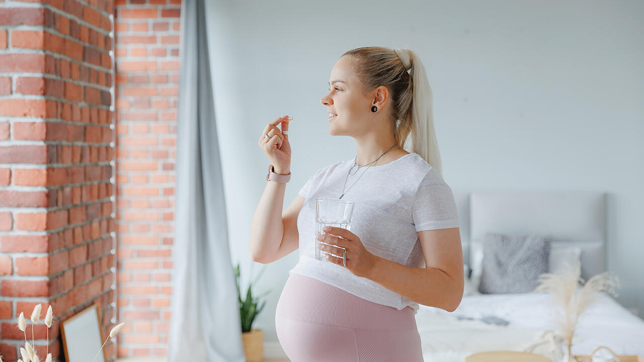 Bei Folsäure-Präparaten haben Schwangere die Qual der Wahl. Aber nicht alle Produkte sind empfehlenswert.