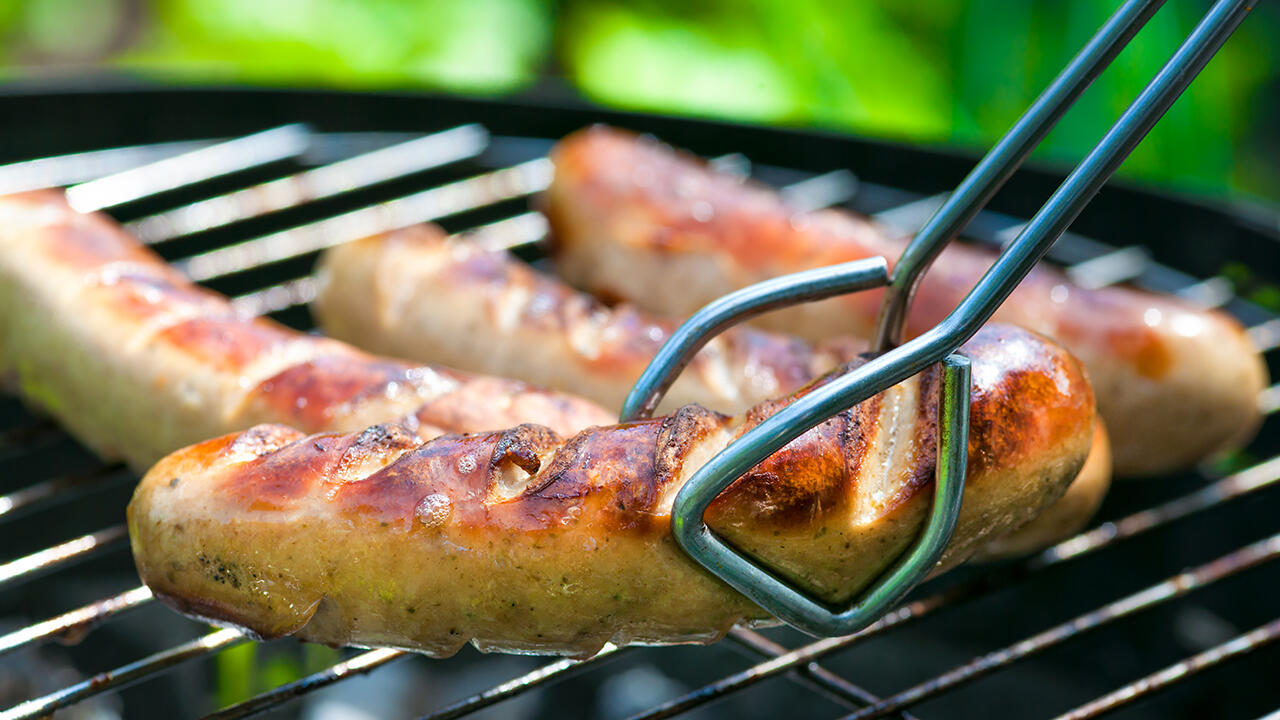 Grillwurst im Test: Viele Produkte sind mit Mineralöl verunreinigt. Grillwurst im Test: Viele Produkte sind mit Mineralöl verunreinigt.