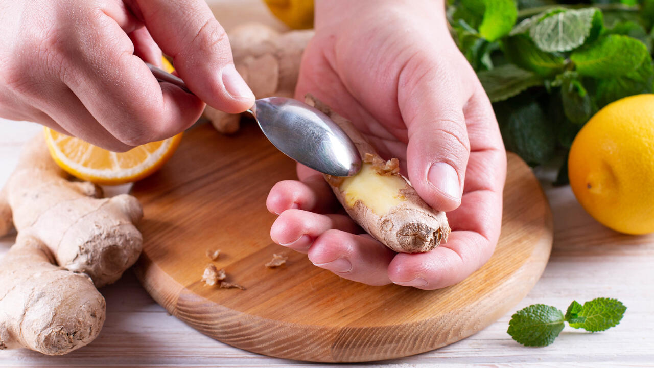 Das beste Hilfsmittel, um Ingwer zu schälen, ist ein Teelöffel. Das beste Hilfsmittel, um Ingwer zu schälen, ist ein Teelöffel.