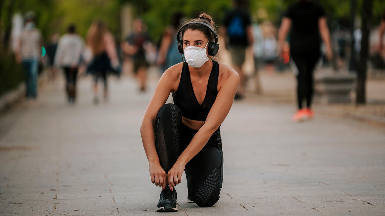 Nach dem Lockdown treiben viele Menschen bei schönem Wetter Sport an der freien Luft - eine Gesichtsmaske sollte zumindest sicherheitshalber immer dabei sein.