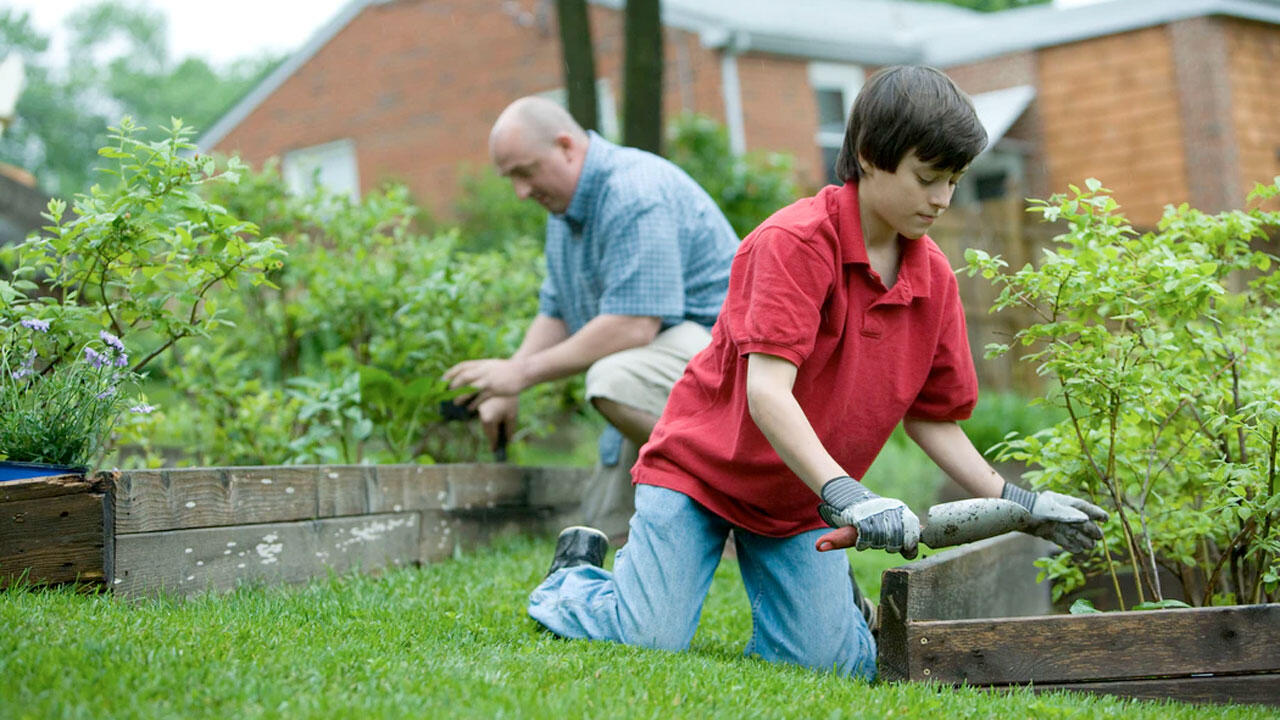 Eine gute Gartenschaufel kann viele Gärtner-Generationen bei der Gartenarbeit unterstützen.