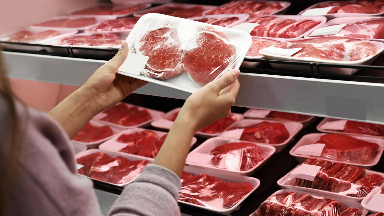 Geht es um Fleisch, schauen viele Verbraucherinnen und Verbraucher eher auf den Preis als auf die Haltungsbedingungen der Tiere. 