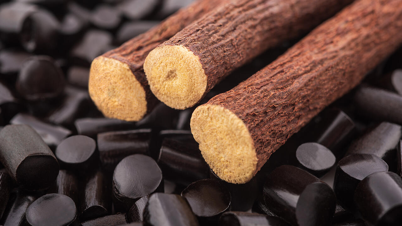 Lakritz wird aus Süßholz gewonnen - die Süßigkeit ist nicht immer für Kinder geeignet.