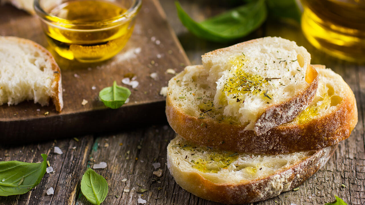 Frisches Olivenöl bringt zahlreiche gesunde Effekte mit sich und sollte deshalb in den Ernährungsplan aufgenommen werden.