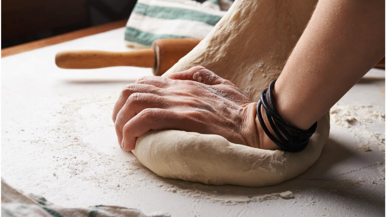 Brot selbst backen erfordert etwas Geduld und Fleiß: Der Brotteig muss kräftig durchgeknetet werden.