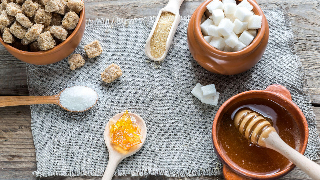 Honig ist vor allem ein Süßungsmittel – und deshalb mehr mit Zucker & Co. zu vergleichen als mit anderen Lebensmitteln.