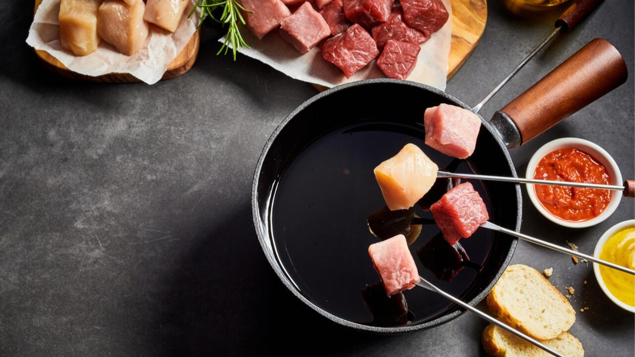 Fondue und Raclette: Experten warnen vor Infektionen durch rohes Fleisch