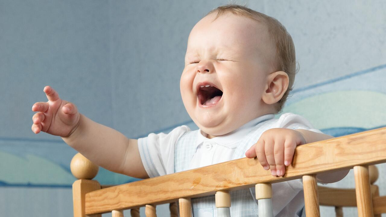 Baby schläft nicht: Was können Eltern tun? 