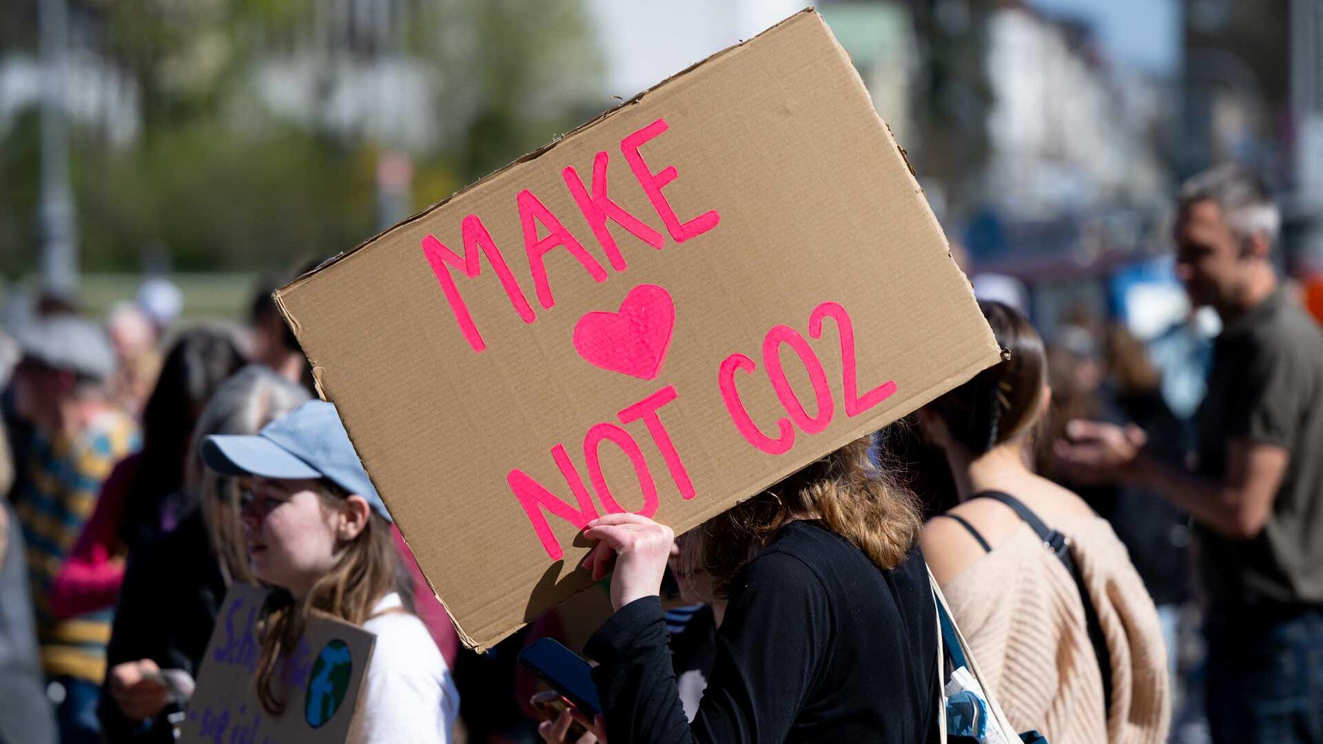 11.04.2025, Bayern, München: Zahlreiche Menschen nehmen auf dem Königsplatz an einer Demonstration von Fridays for Future zum Klimastreik teil und halten ein Schild mit der Aufschrift "Make Love not CO2" in den Händen. 11.04.2025, Bayern, München: Zahlreiche Menschen nehmen auf dem Königsplatz an einer Demonstration von Fridays for Future zum Klimastreik teil und halten ein Schild mit der Aufschrift "Make Love not CO2" in den Händen.