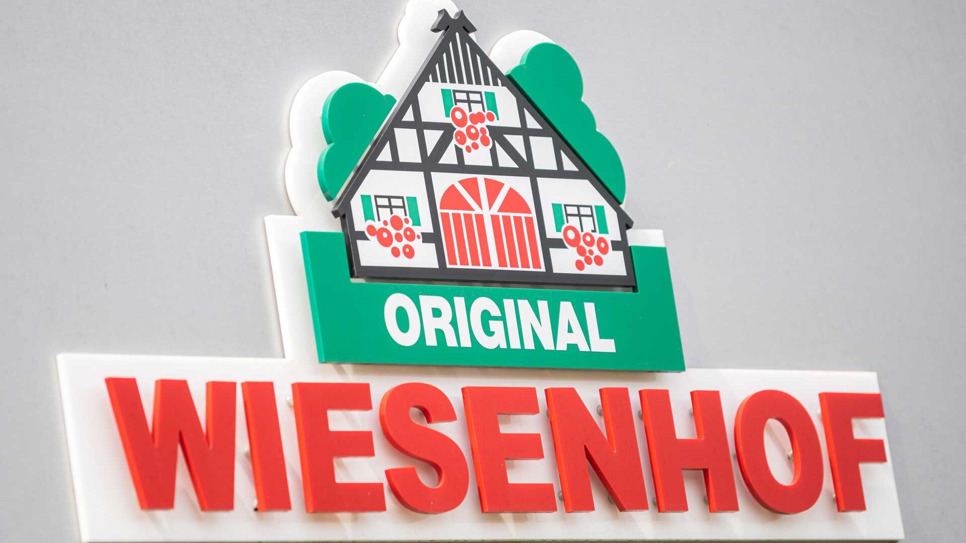 19.07.2020, Niedersachsen, Lohne: Zu sehen ist ein Schild mit dem Namen Wiesenhof. 