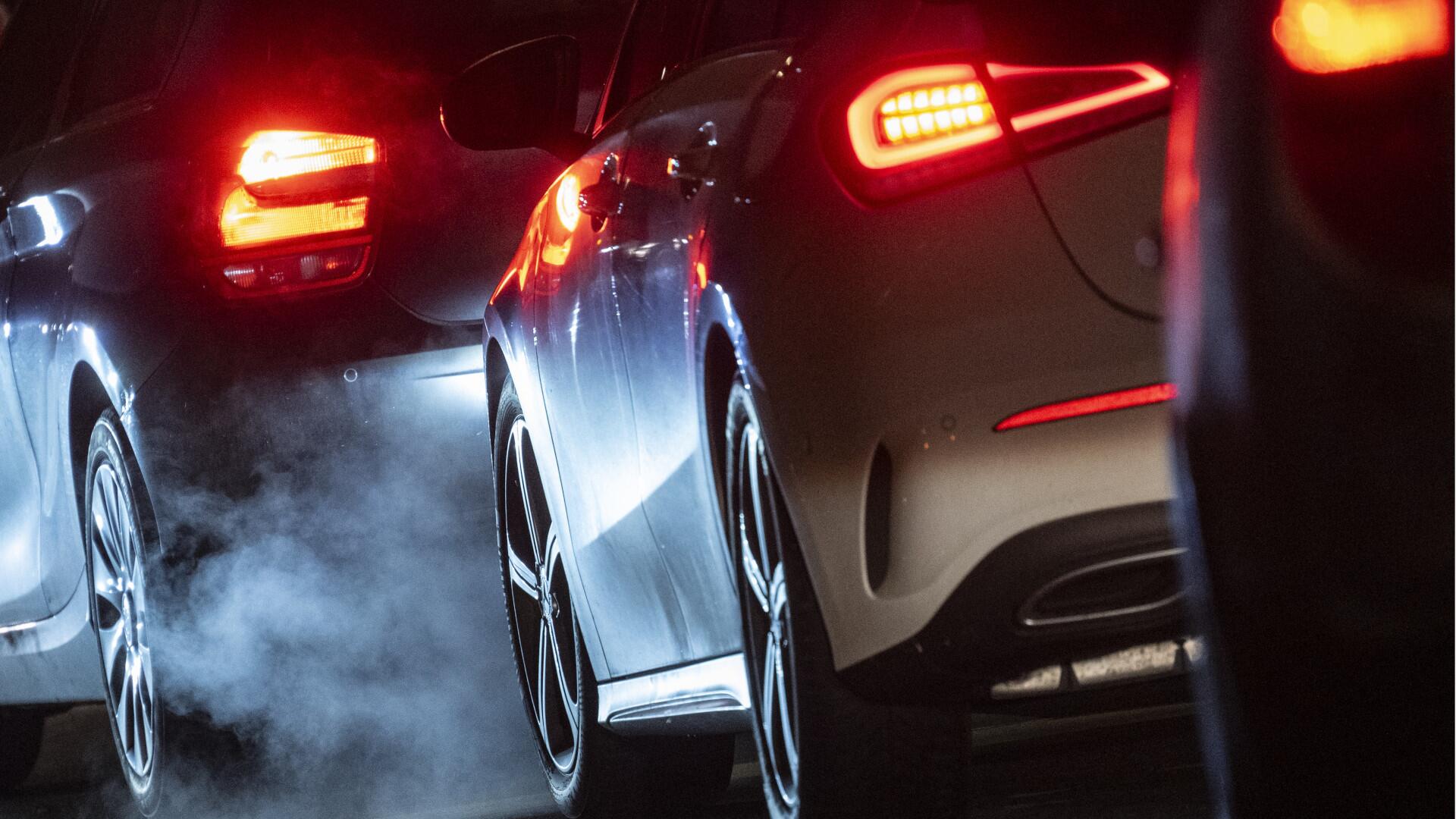 Abgase von Autos bei Nacht