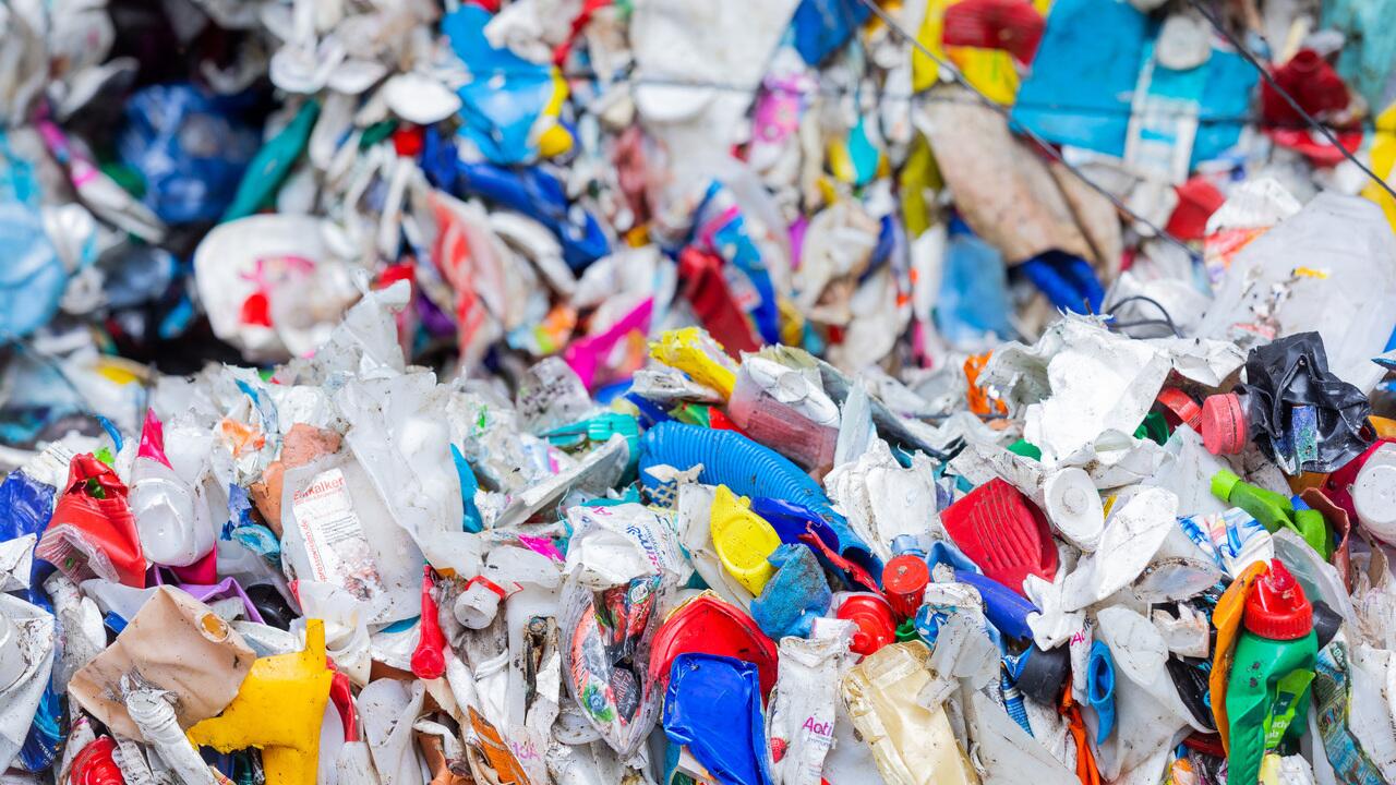 Abschaffen oder recyceln? UN-Konferenz berät über Plastikabkommen