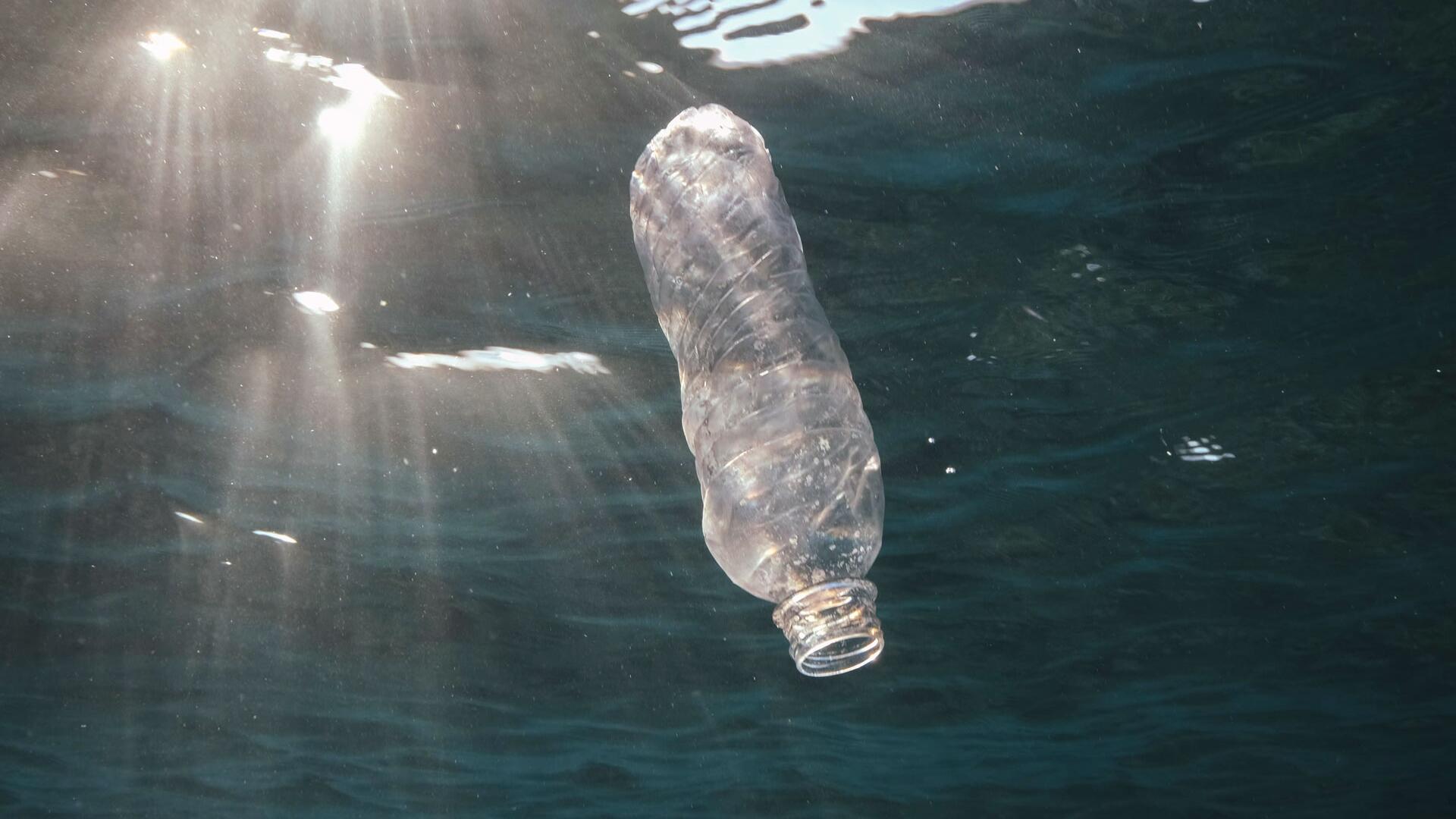 Ägypten, Rotes Meer: Eine weggeworfene Plastikflasche treibt im Roten Meer vor Ägypten und wird von der Sonne angestrahlt.