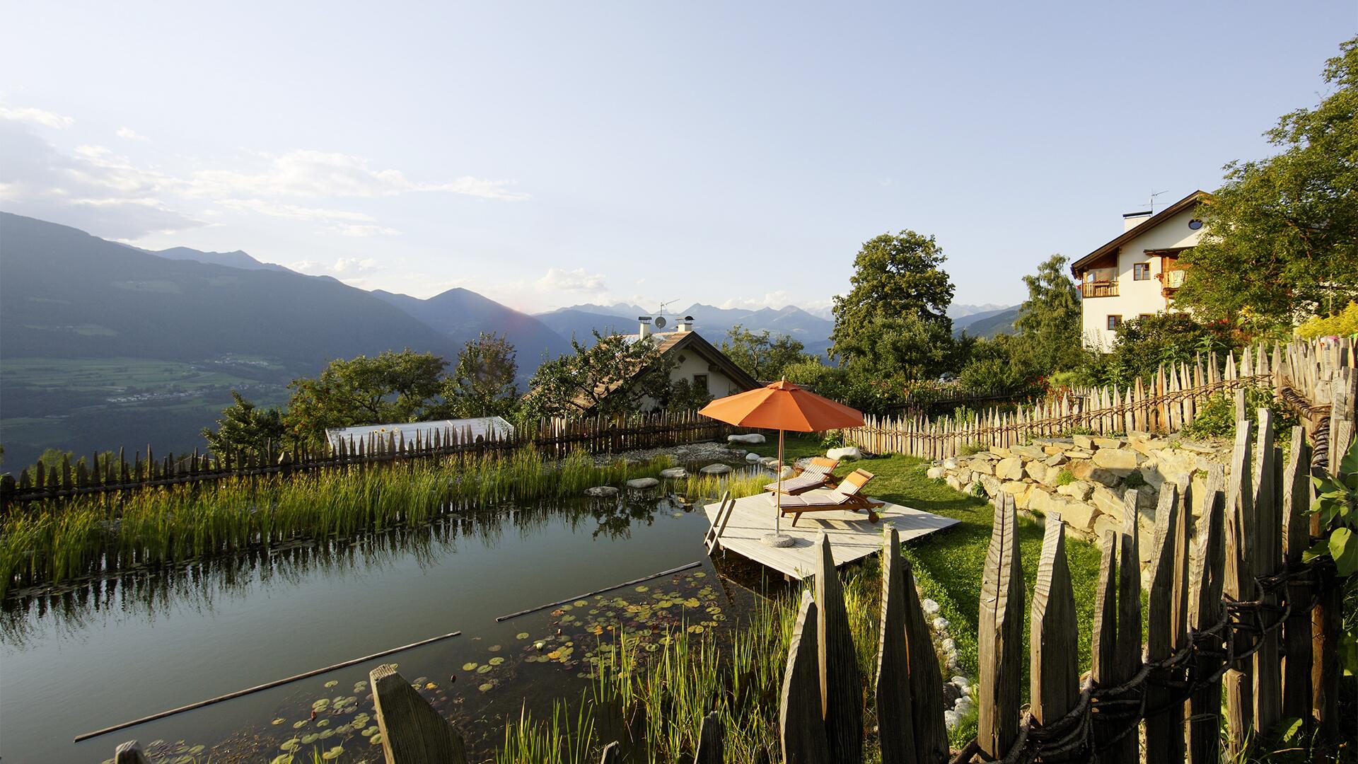 Am Naturteich in Südtirol lässt sich der Tag vertrödeln