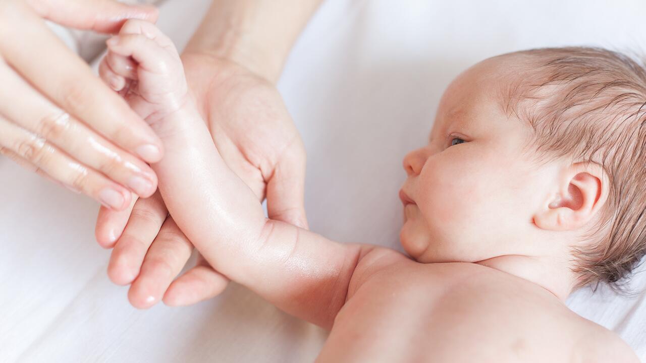 Anleitung zur Babymassage: Wir erklären Schritt für Schritt.