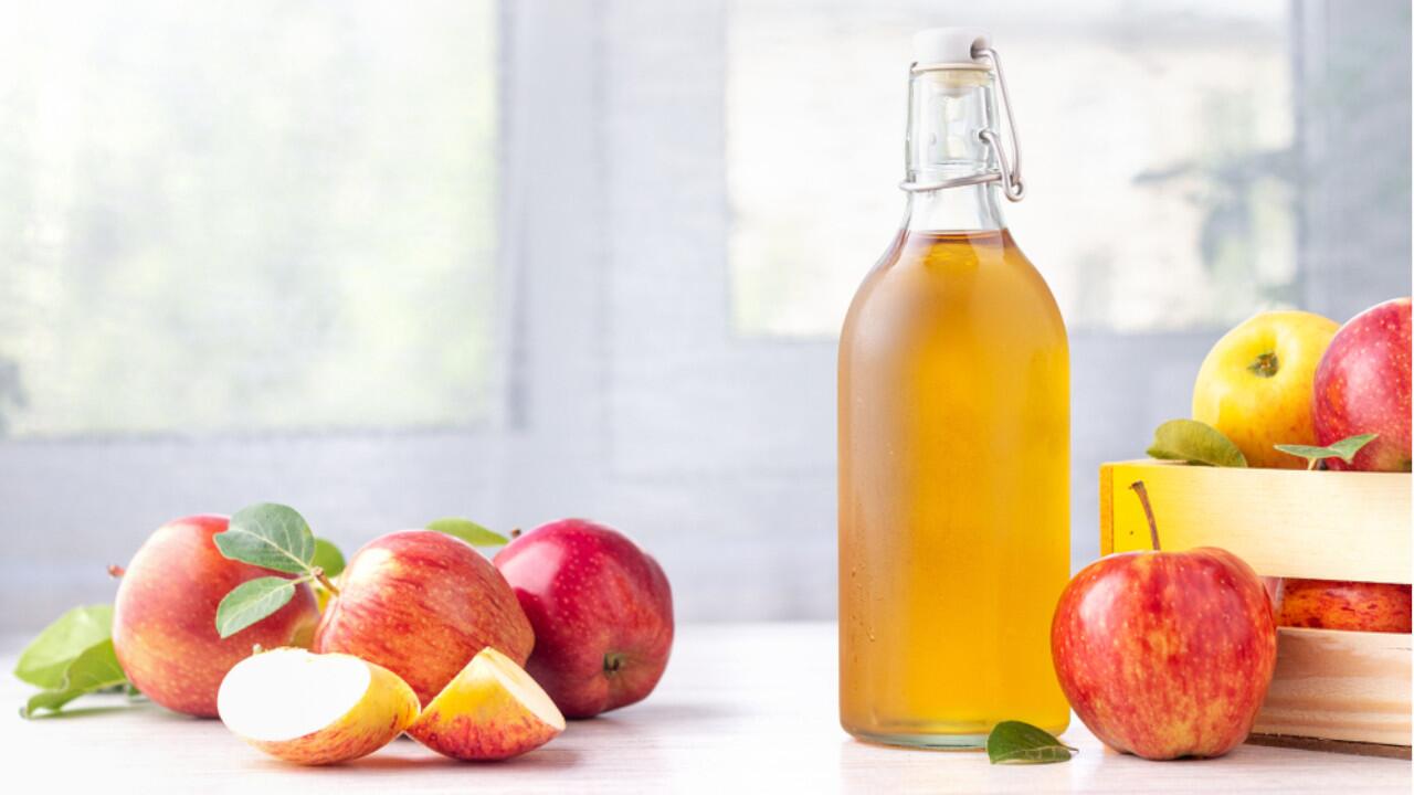 Apfelessig ist ein wahrer Allrounder und ist gut für Haut, Haare und sogar zum Putzen.