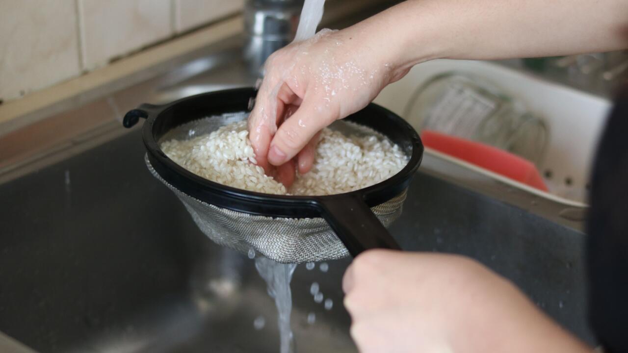 Arsenbelastung: Reis vor dem Kochen gründlich waschen