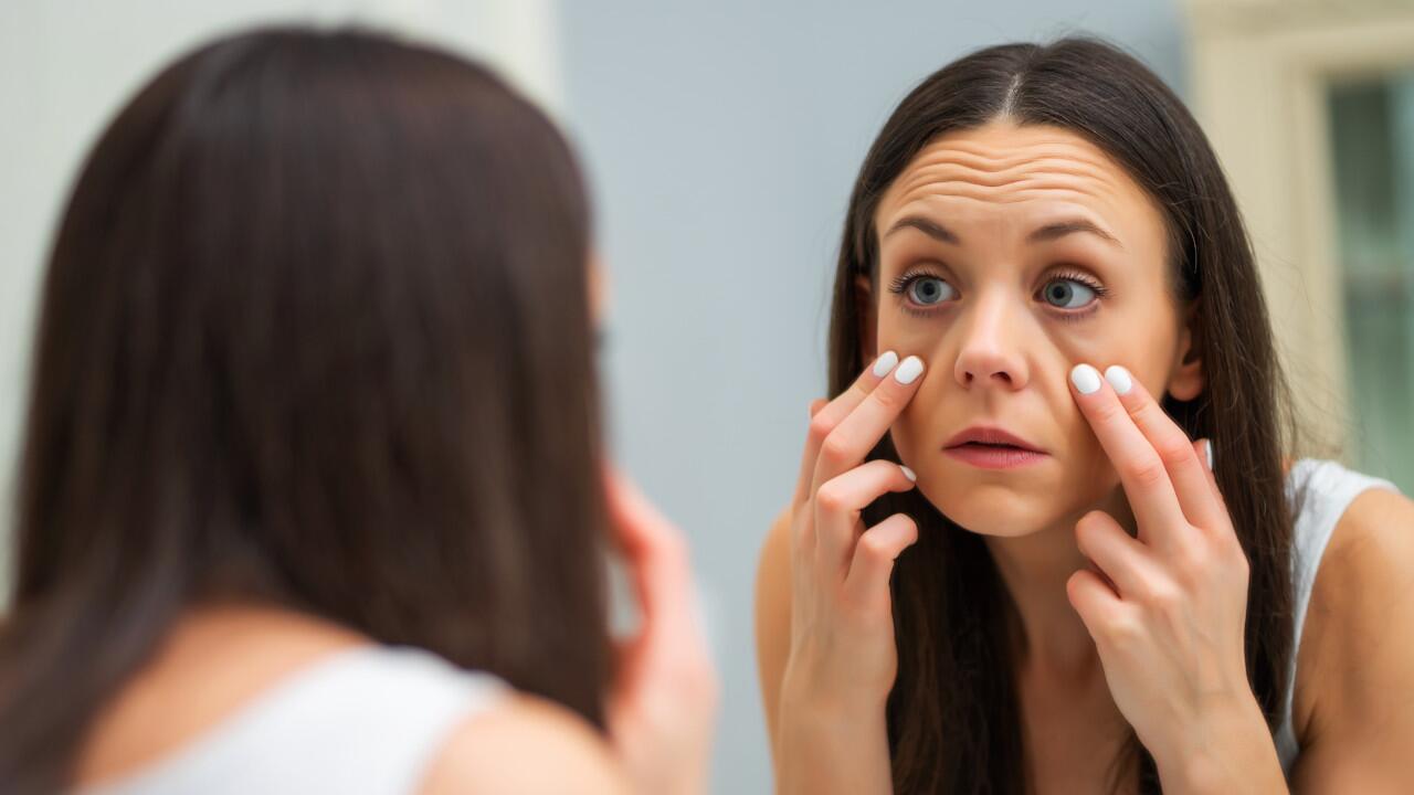 Augenringe lassen das Gesicht müden aussehen - diese fünf Tipps helfen gegen die dunklen Schatten unter den Augen.