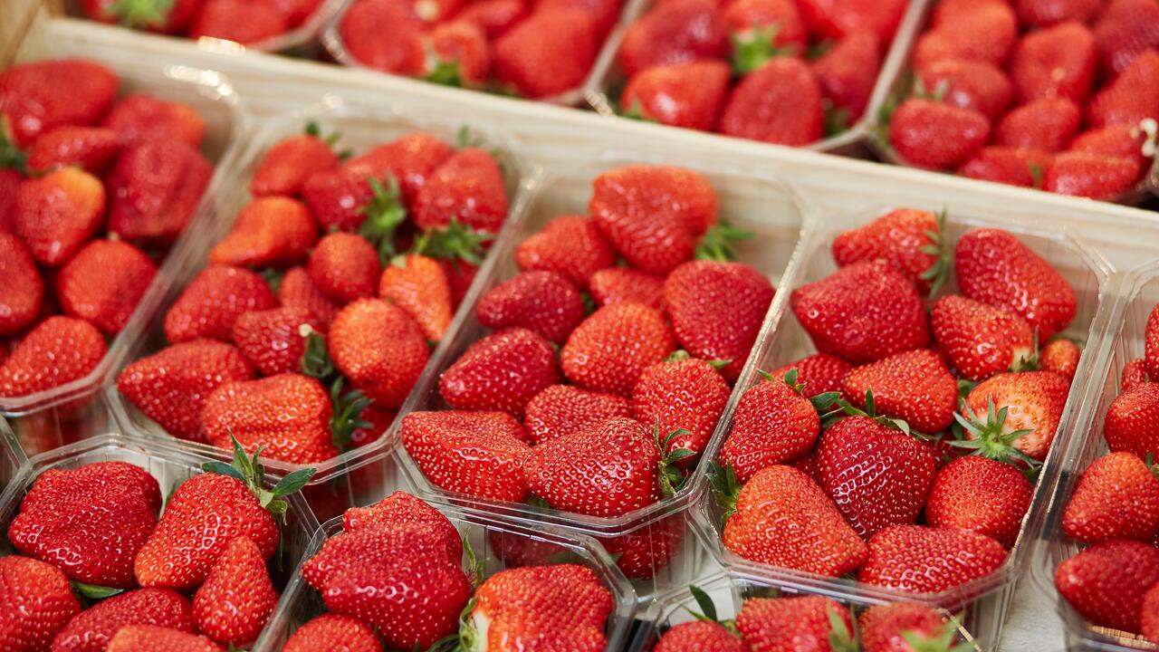 BUND warnt vor Pestiziden in Erdbeeren
