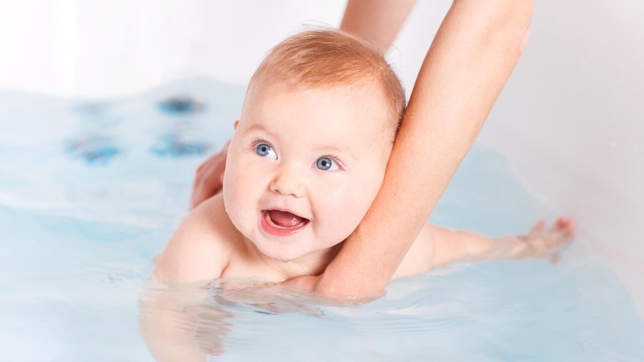Baby baden: So viele Bäder pro Woche reichen Baby baden: So viele Bäder pro Woche reichen