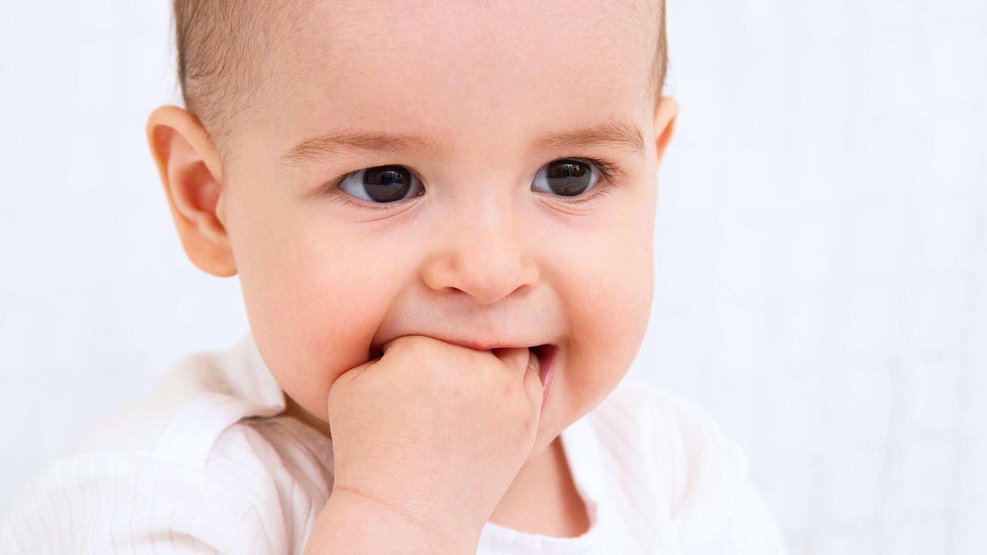 Baby zahnt: Was hilft? Und wir sinnvoll sind Zahnungsgele oder -öle? Wir haben 19 Produkte getestet.