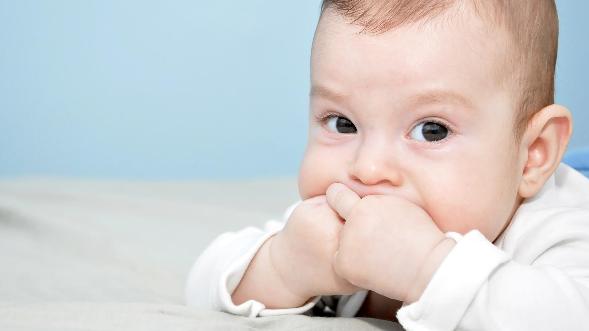 Baby zahnt: Was hilft? Und wir sinnvoll sind Zahnungsgele oder -öle? Wir haben 19 Produkte überprüft.