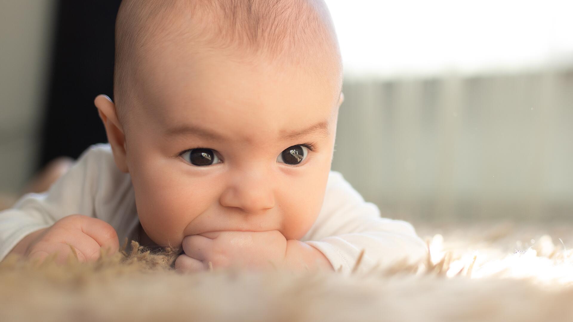 Baby zahnt: Was hilft? Und wir sinnvoll sind Zahnungsgele oder -öle? Wir haben 19 Produkte untersucht.