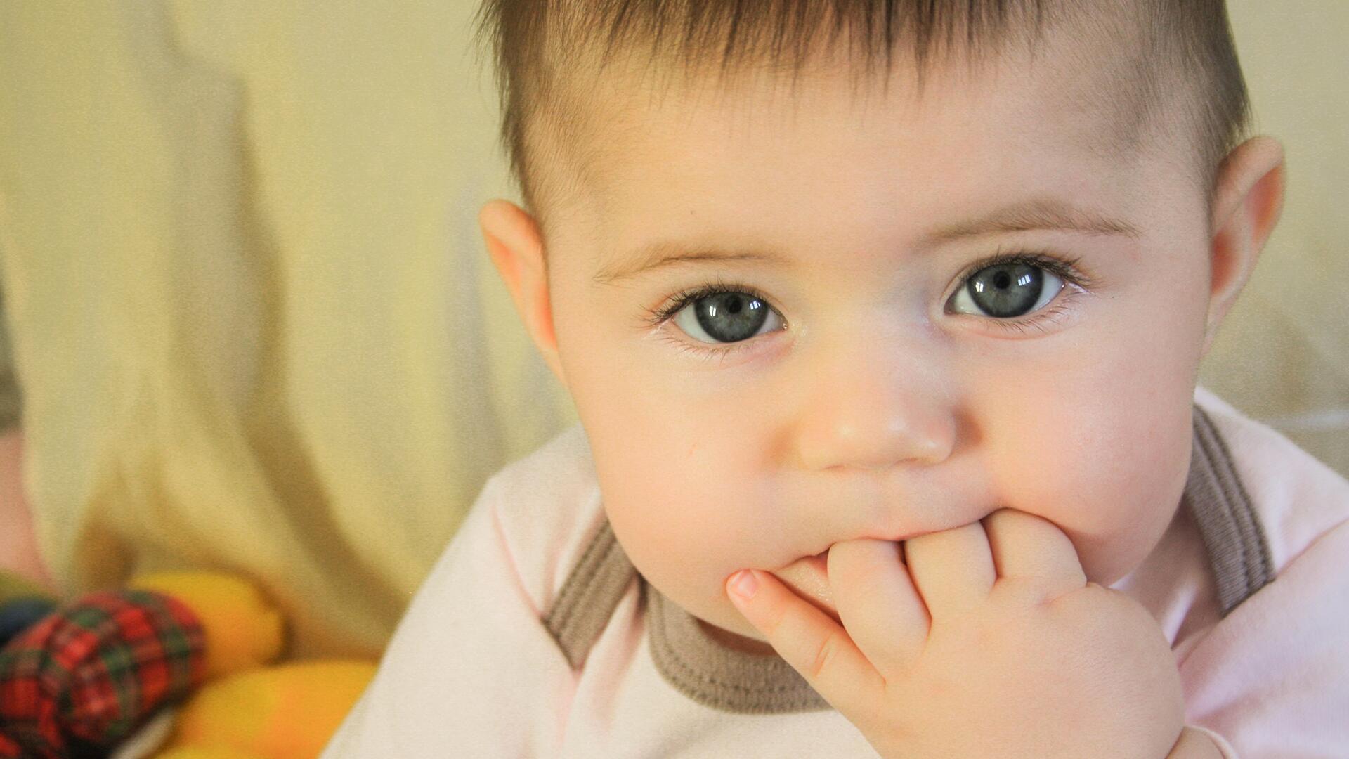 Baby zahnt: Was hilft? Und wir sinnvoll sind Zahnungsgele oder -öle? Wir haben 19 Produkte untersucht.