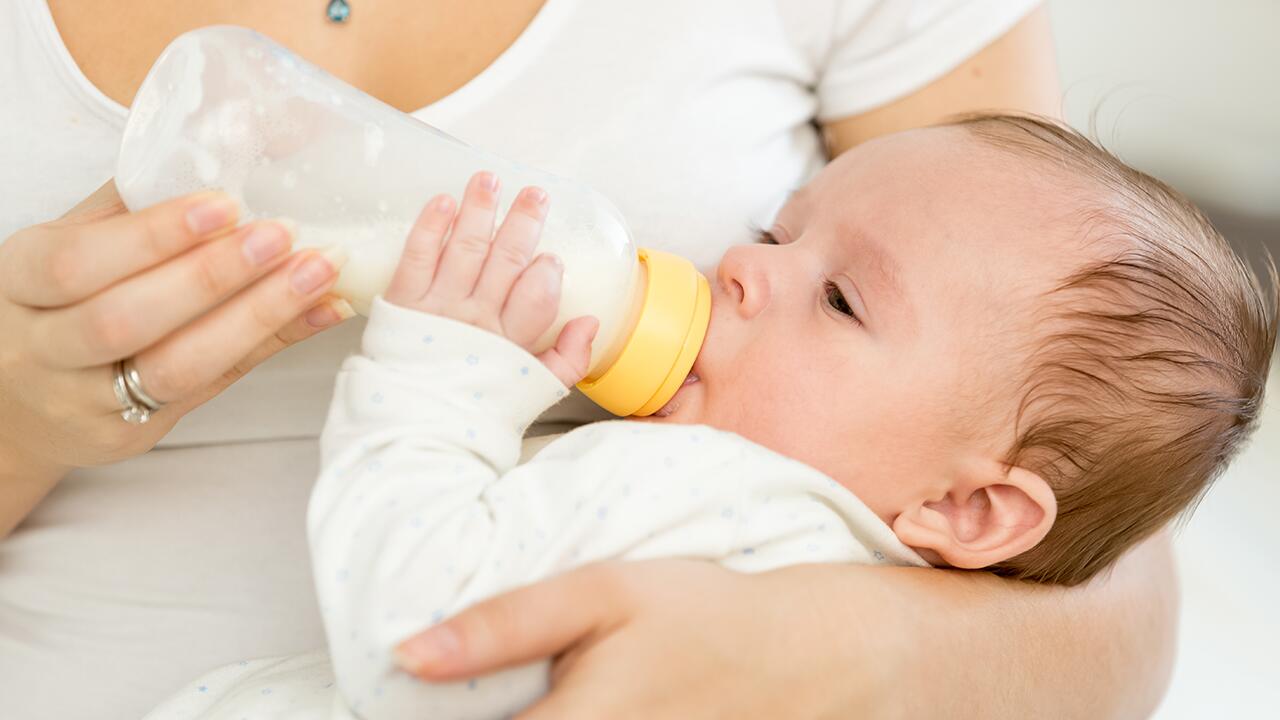 Babyflaschen sterilisieren: Das sind die drei besten Methoden.