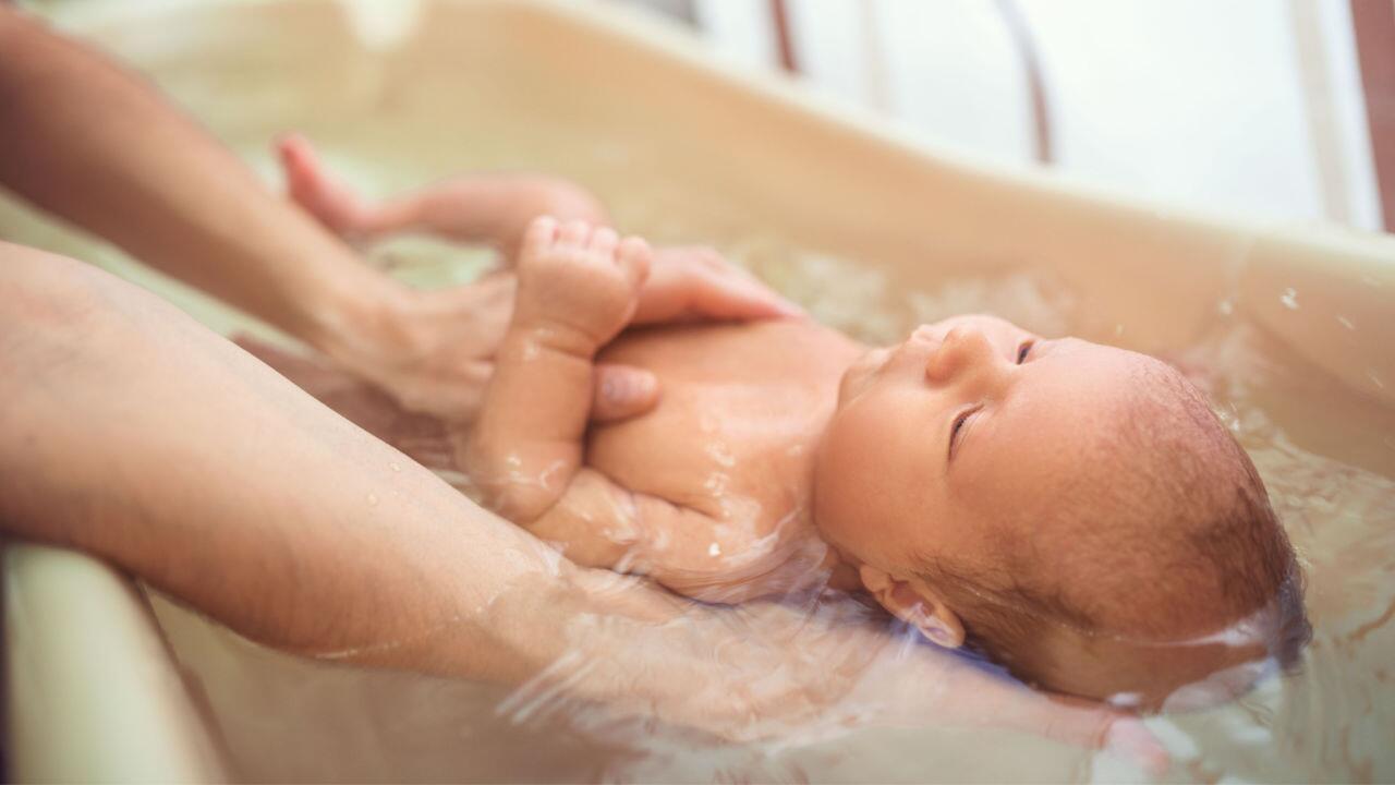 Babyhaare waschen: Shampoo ist erst einmal nicht nötig.