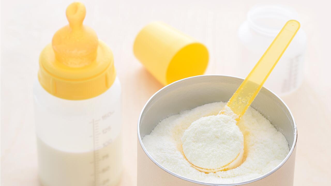 Babymilch: Wir beantworten die wichtigsten Fragen zu Anfangsnahrung